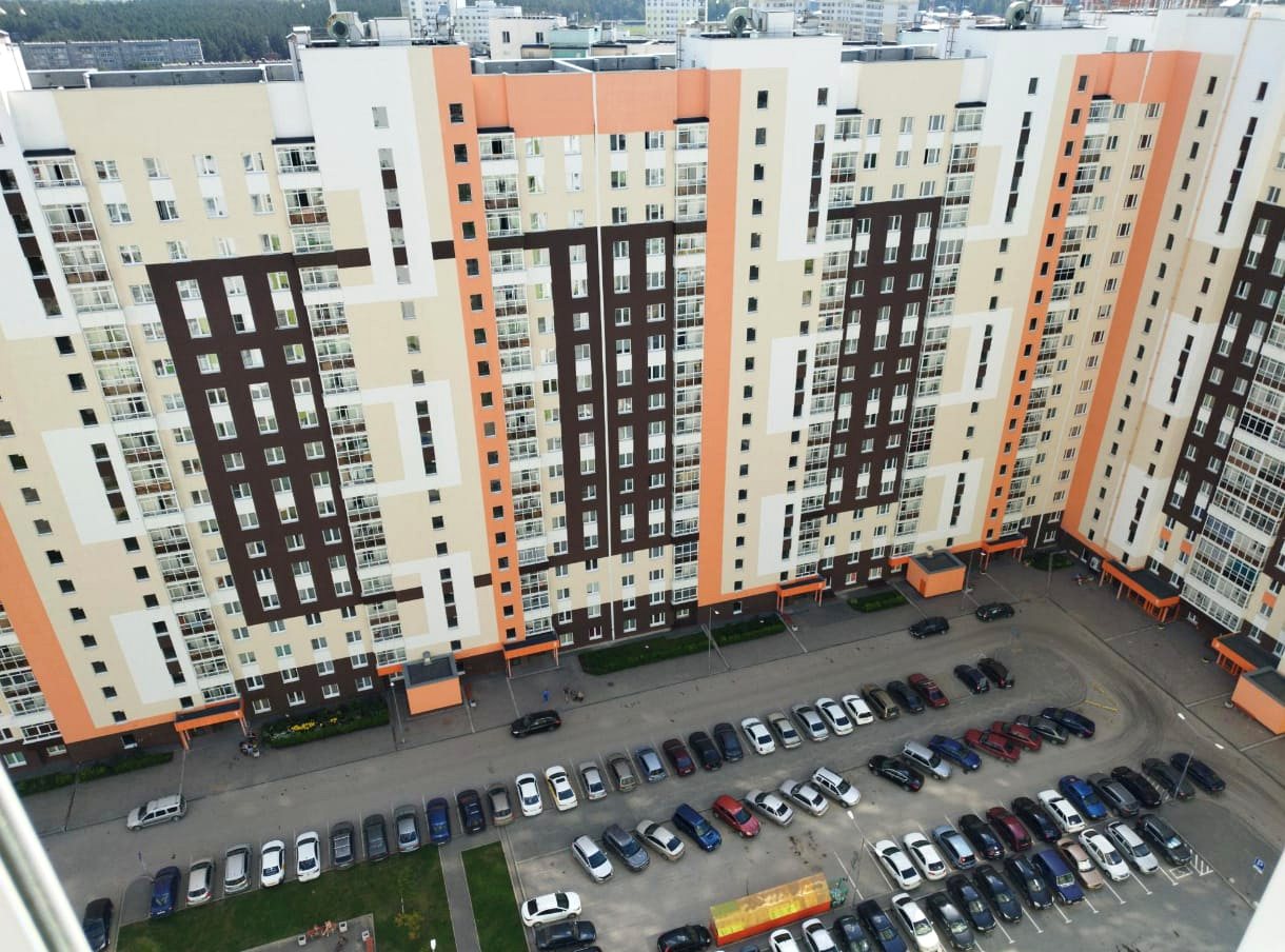 Вид из окна на двор комплекса
